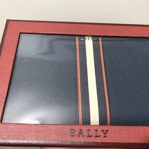 Bally Switzerland luxury & chic  beautiful leather zip wallet NIB$695